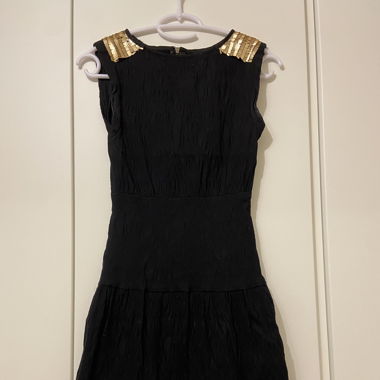 Robe noire avec épaules dorées 
