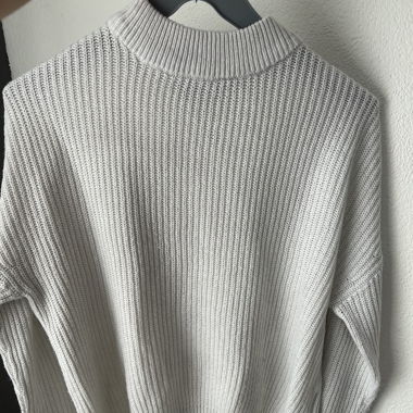 weisser Pullover