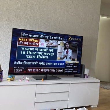 Unità TV HITACHI con panca TV bianca
