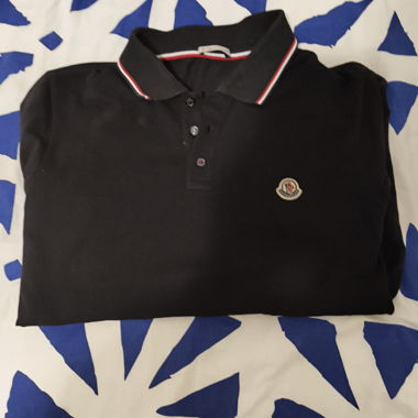 Polo Moncler nera e pantaloni autentici
