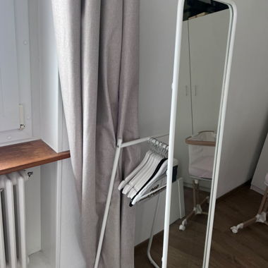 Stehspiegel mit Kleiderstange