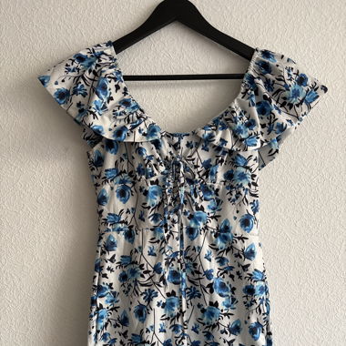 Robe blanche à col bardot avec motifs fleurs bleus