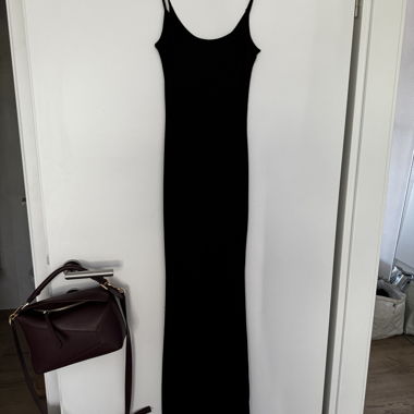 Schwarzes geripptes Maxikleid