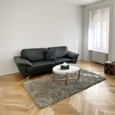 Dunkelgraues Sofa