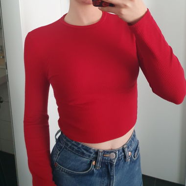 Top corto rosso a maniche lunghe