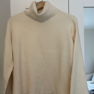 Maglione beige a collo alto