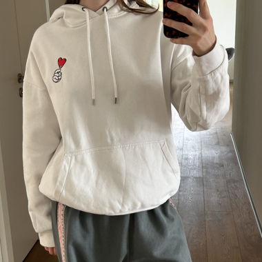 Weisser Hoodie mit Stickerei