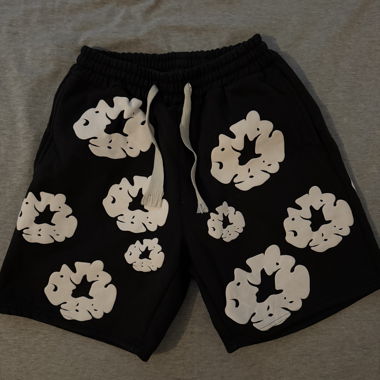 Schwarze Shorts mit Blumenprint