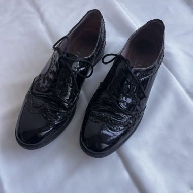 Schwarze Lackschuhe
