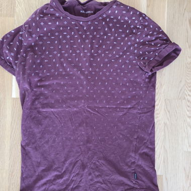 Burgundy T-shirt with pattern