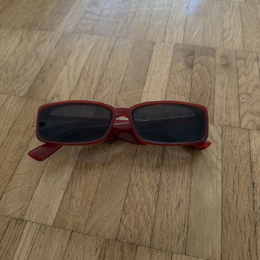 Lunettes de soleil rouges
