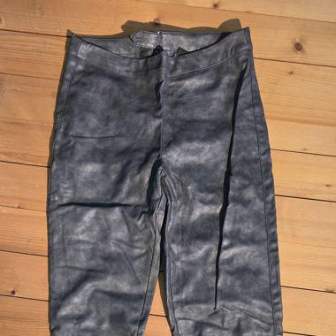 Hose mit Metalliceffekt