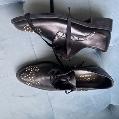 C. Doux Leder Schnuerschuhe