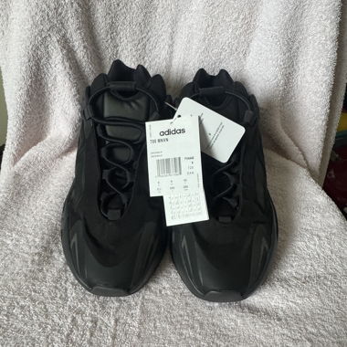 Adidas Yeezy Boost 700