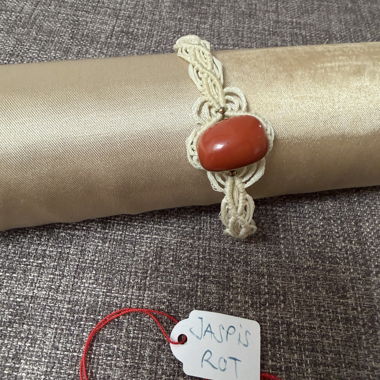 Korallenarmband mit Makramee