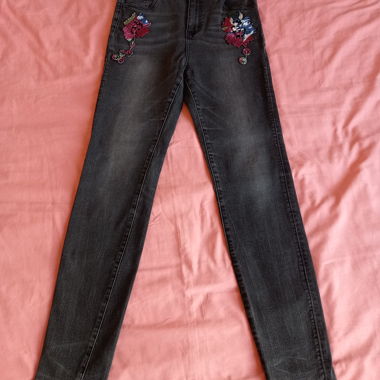 Jeans Desigual grigi con ricami