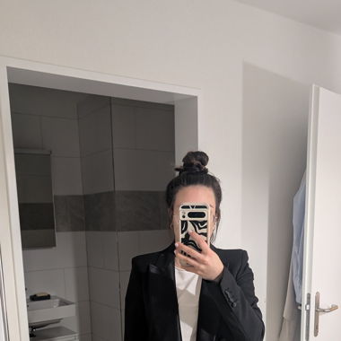 Schwarzer Blazer mit Samtdetails von Zara