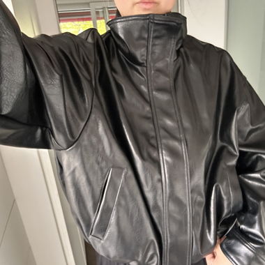 Schwarze Kunstlederjacke mit Stehkragen
