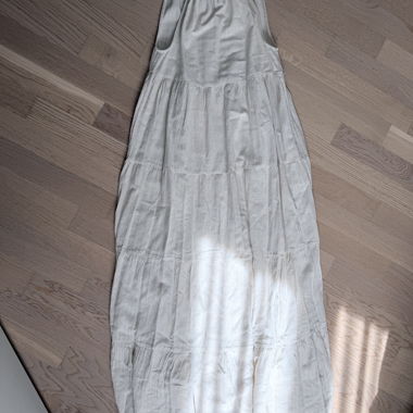 Robe longue beige à fines bretelles