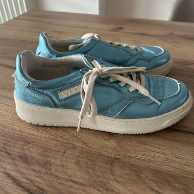 VL66 turquoise low-top sneakers