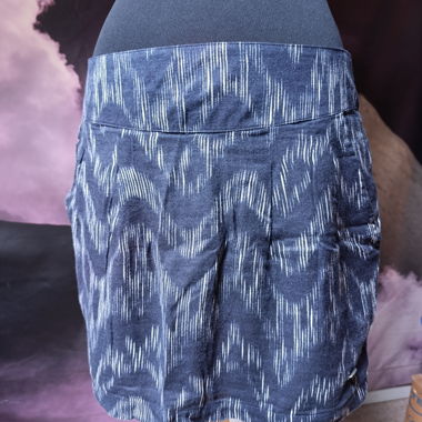 Blauer Rock mit Muster