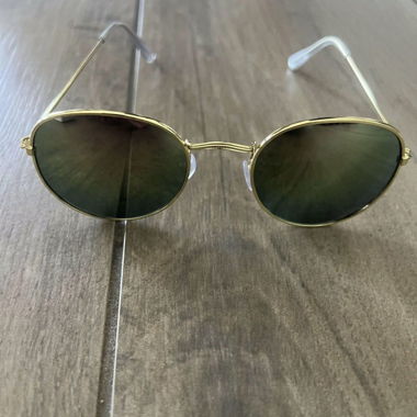 Lunettes de soleil avec monture dorée jamais portées