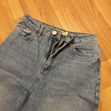 Weite blaue Jeans