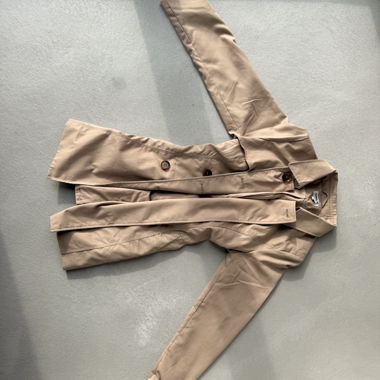 Beige Trenchcoat mit verstellbarem Gürtel