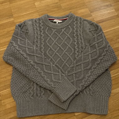 Grau gemusterter Strickpullover mit Zopfmuster