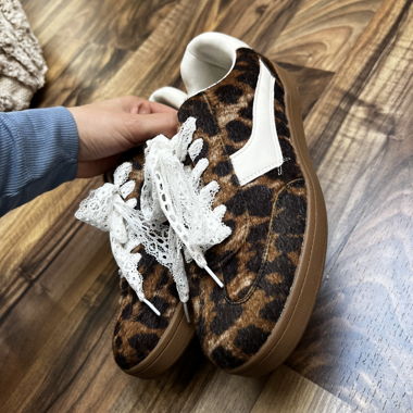 Sneakers leopardate con lacci decorativi in pizzo