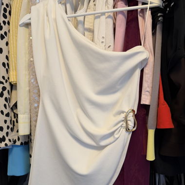 Robe blanche à épaule dénudée