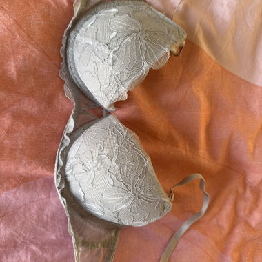 Soutien-gorge gris en dentelle