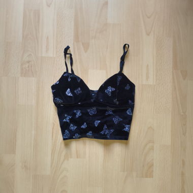 Top court papillon noir