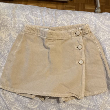 Gonna pantaloncino beige con bottoni