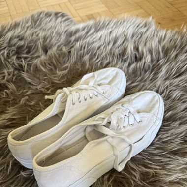 weisse Sneakers