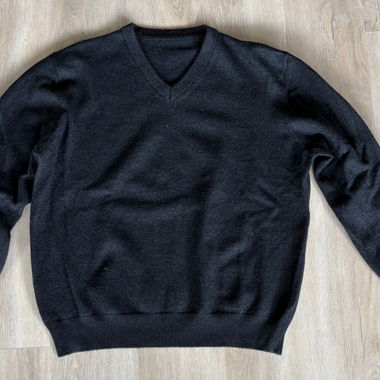 Schwarzer Pullover mit V-Ausschnitt