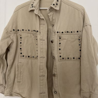 Giacca di jeans beige con borchie
