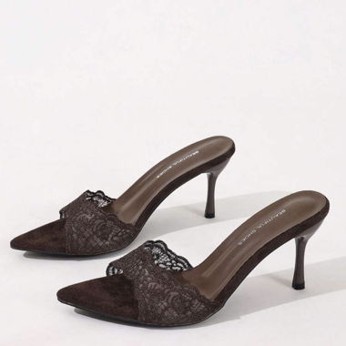 Escarpins à bouts pointus en dentelle brune