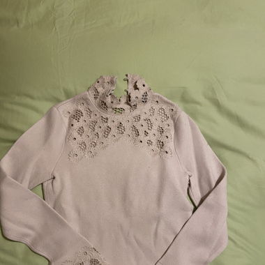 Dünner Pulli mit gesticktem Muster