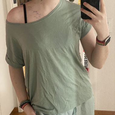 Leichtes grünes T-Shirt