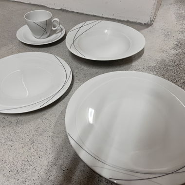Service d'assiettes en porcelaine blanc