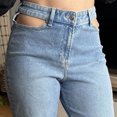 Jeans a vita alta con tagli