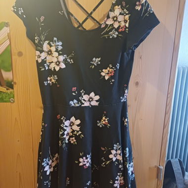 Robe noire à fleurs