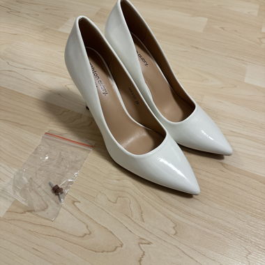 White heeled pumps, size 39