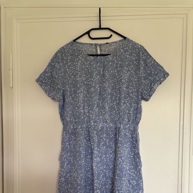 hellblaues Kleid mit Taschen