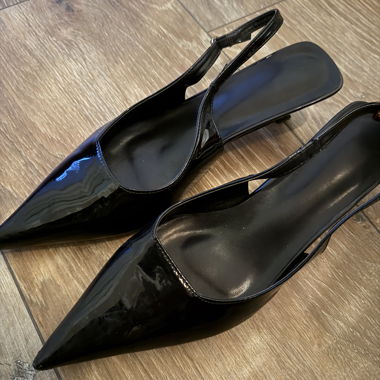 Scarpe slingback in vernice nere