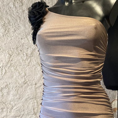 Beiges One-Shoulder-Kleid mit Raffung