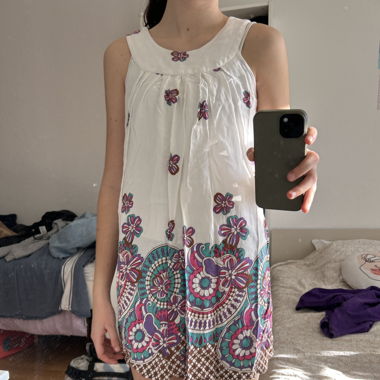 Robe blanche avec motifs vintage