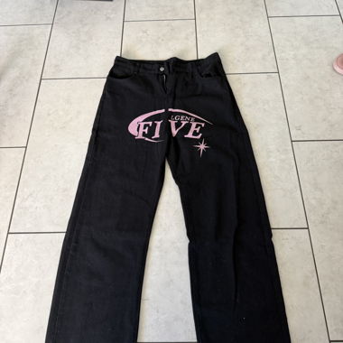 Schwarze Jeans 2XL mit Pink-Print