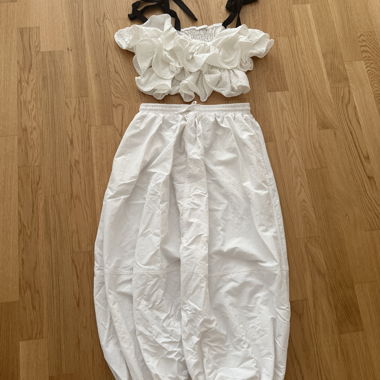 Ensemble top volanté et jupe blanche